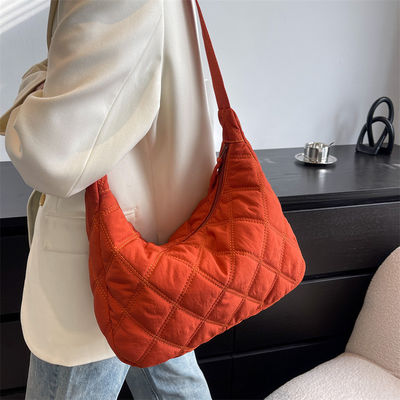 Schulter-Achselhöhlentasche der Winterkuriertaschefrauenmehlkloßtasche leichte kleine