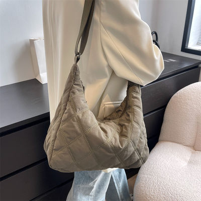 Schulter-Achselhöhlentasche der Winterkuriertaschefrauenmehlkloßtasche leichte kleine