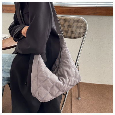Schulter-Achselhöhlentasche der Winterkuriertaschefrauenmehlkloßtasche leichte kleine