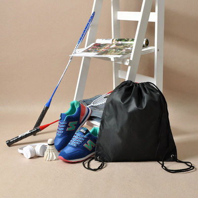 Turnhallen-Speicher-kleidet der Nylonzugschnur-Taschen-Rucksack, der Schuhe reitet, Wäscherei-Wäsche-Reise-Beutel