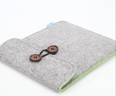 Schritt in die Speichertasche mit Filzschutz
