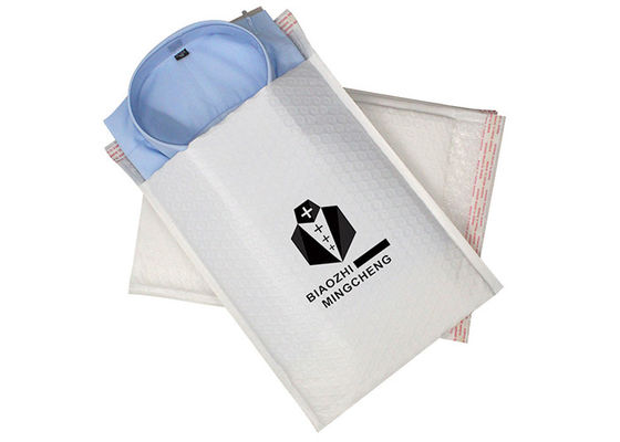 Wasserdichte weiße Kleidungs-Verpackentaschen mit kundenspezifischem Druck für das Versenden